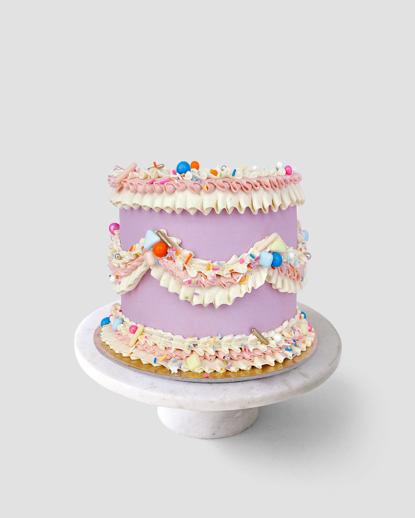 Icing cake frills on birthday cake at Cake International – The Sugarcraft,  Cake Decorating and Baking Show in London Stock Photo - Alamy